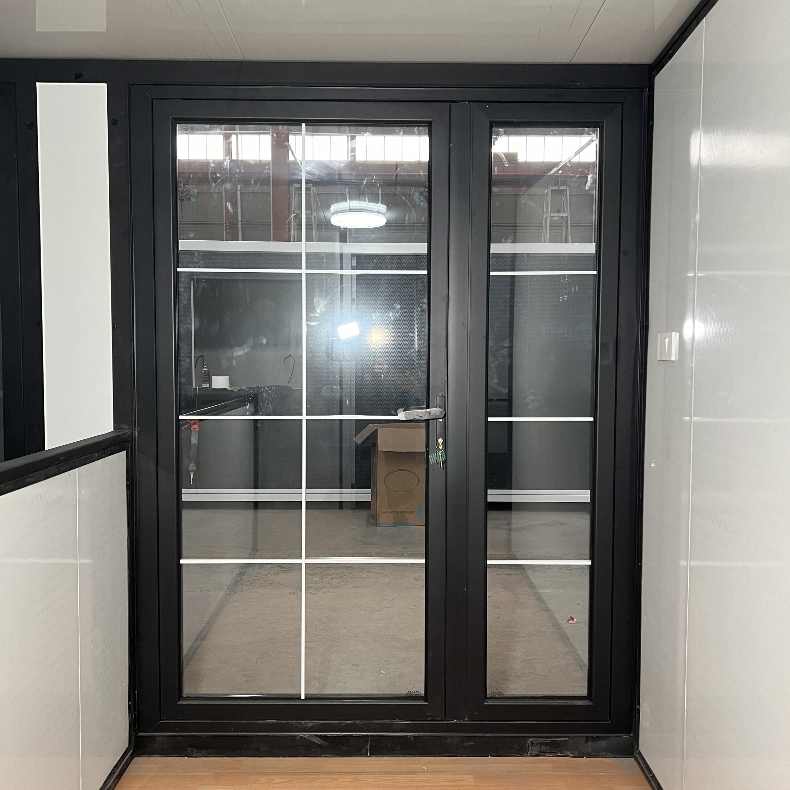 Expandable 4 Bedroom Container House Large Room With Black Frame And White Wall Panels - Image 4